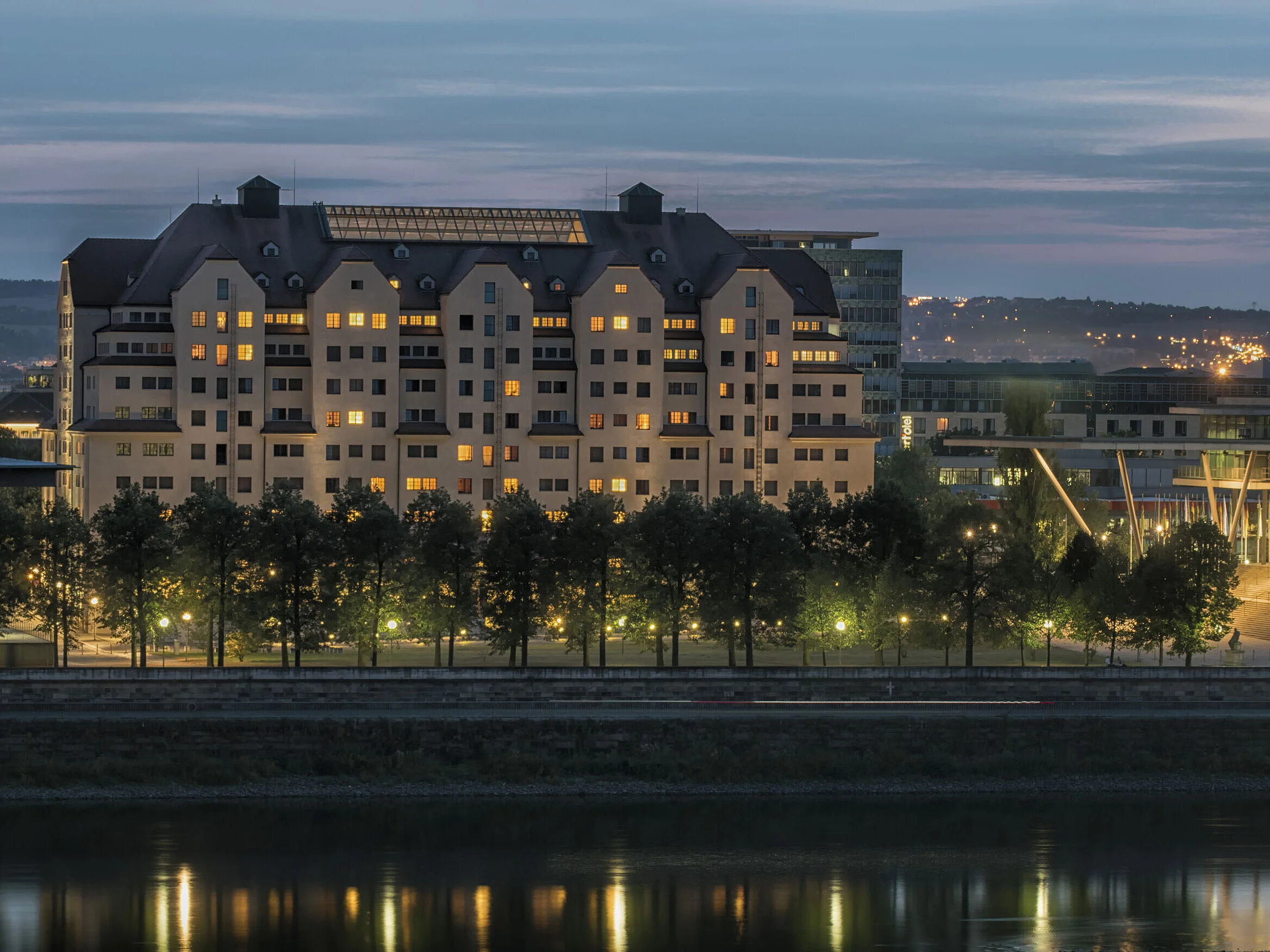 Außenansicht des Maritim Hotels in Dresden bei Nacht