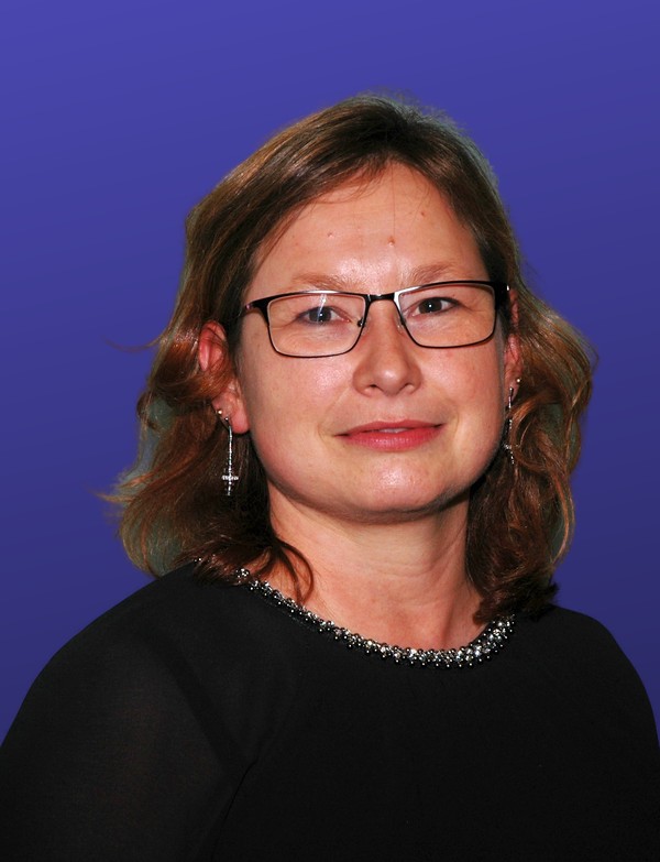 Portrait einer Frau vor blauem Hintergrund