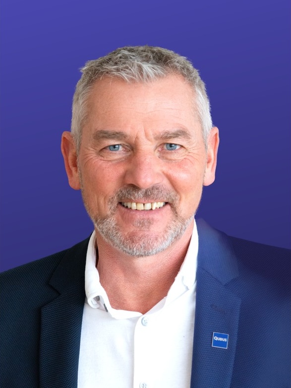 Portrait eines Mannes vor blauem Hintergrund